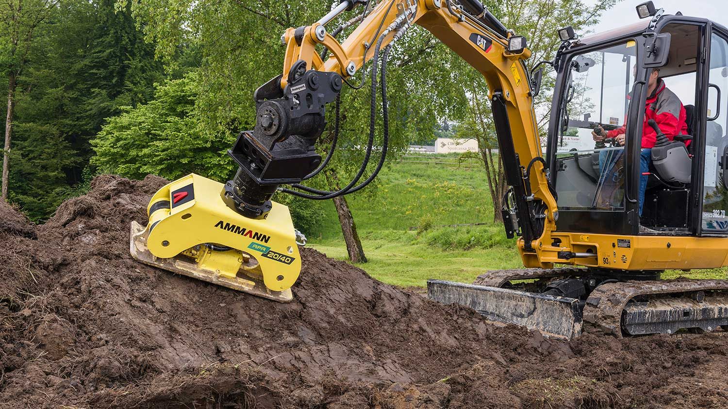 Plaque vibrante de compactage adaptable pour mini-pelles 2 à 5 tonnes - Ammann France - APA 20/40_1