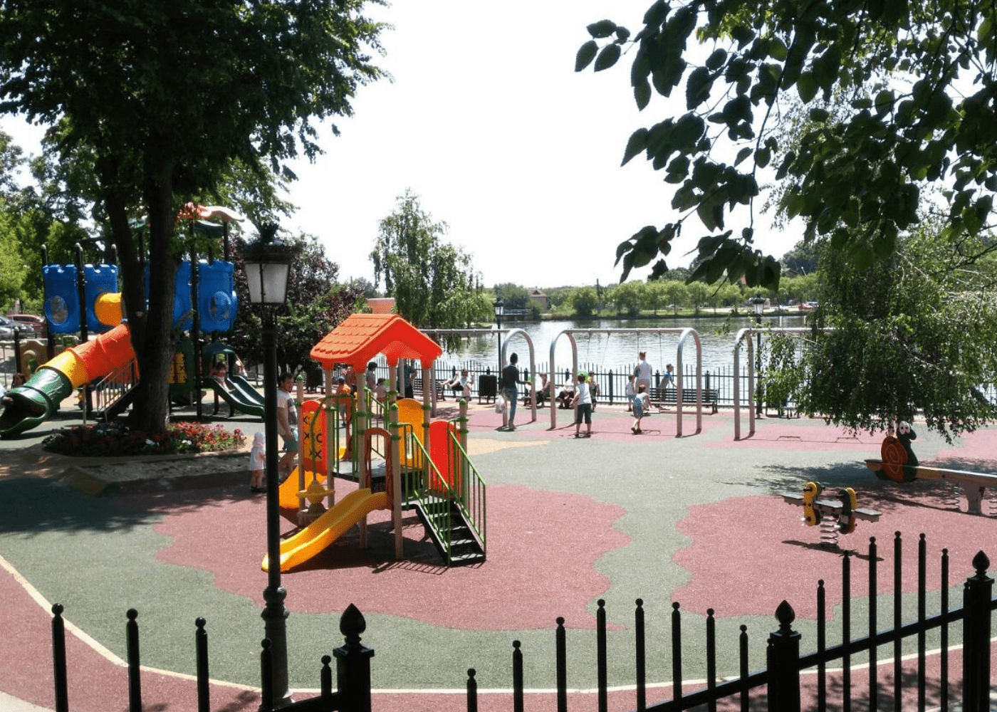 Structure de jeu Modus M JCF19 - Grandes structures colorées en métal avec panneaux rotomoulés résistants UV_1