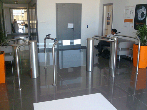 Tourniquet vitré - Motorisé bidirectionnel - Jusqu’à 2m de hauteur et 1.2m de largeur - Conforme NFS 61-937_1