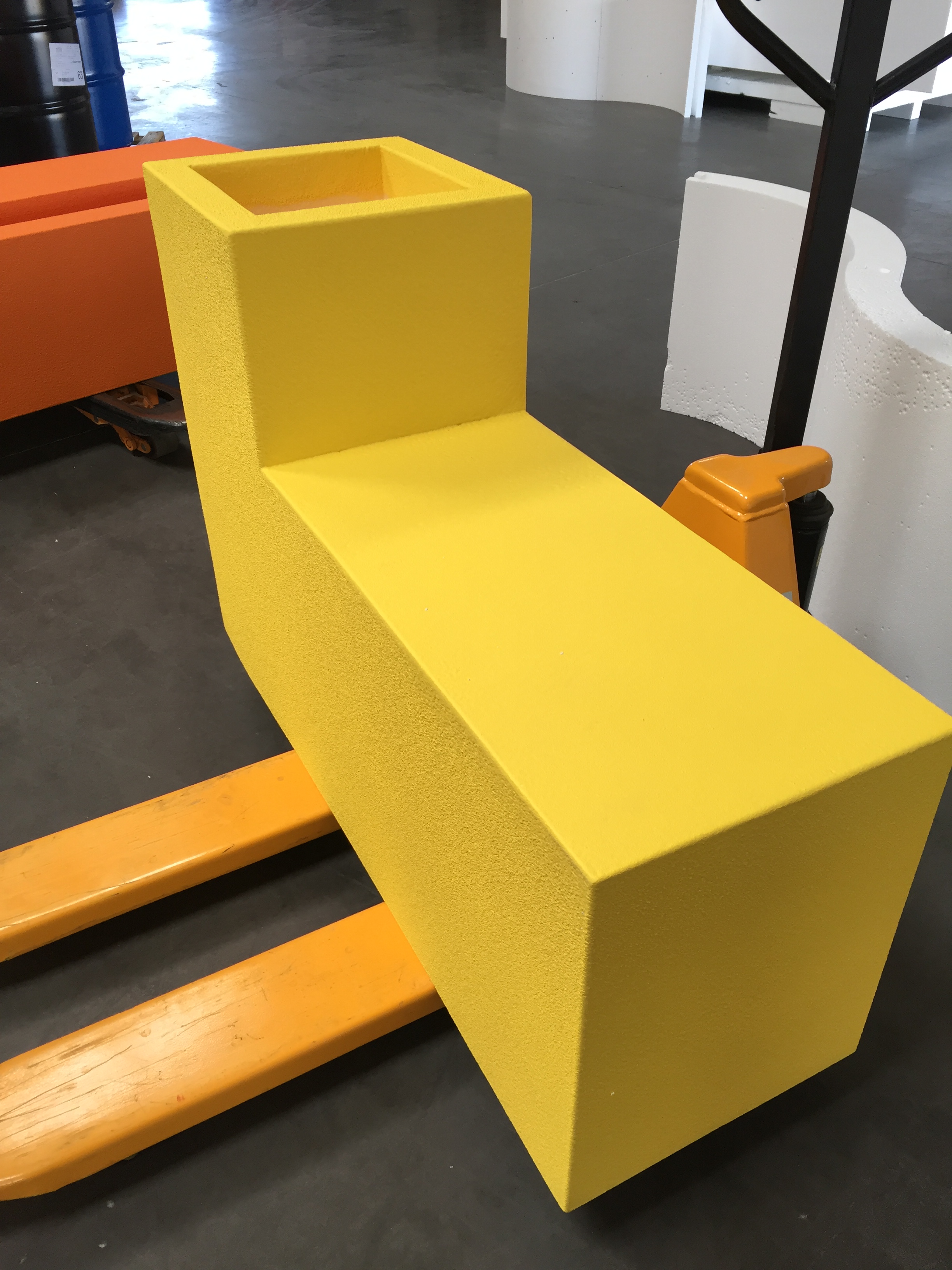 Assise urbaine sur mesure en résine Ultra® - Mobilier intérieur et extérieur résistant_1