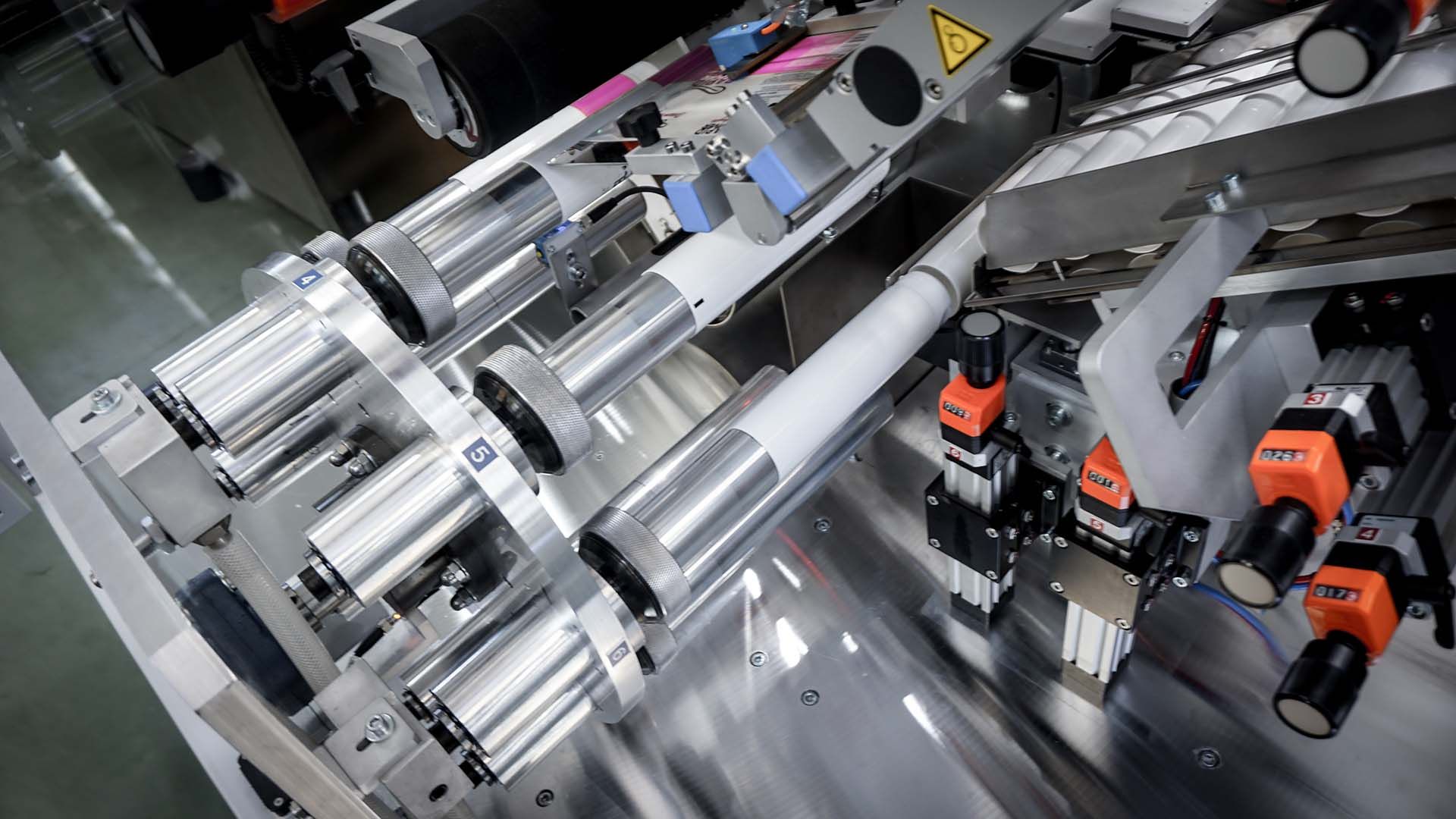 Etiqueteuse-banderoleuse automatique de tubes - Dépose d'étiquettes autour des tubes vides_1