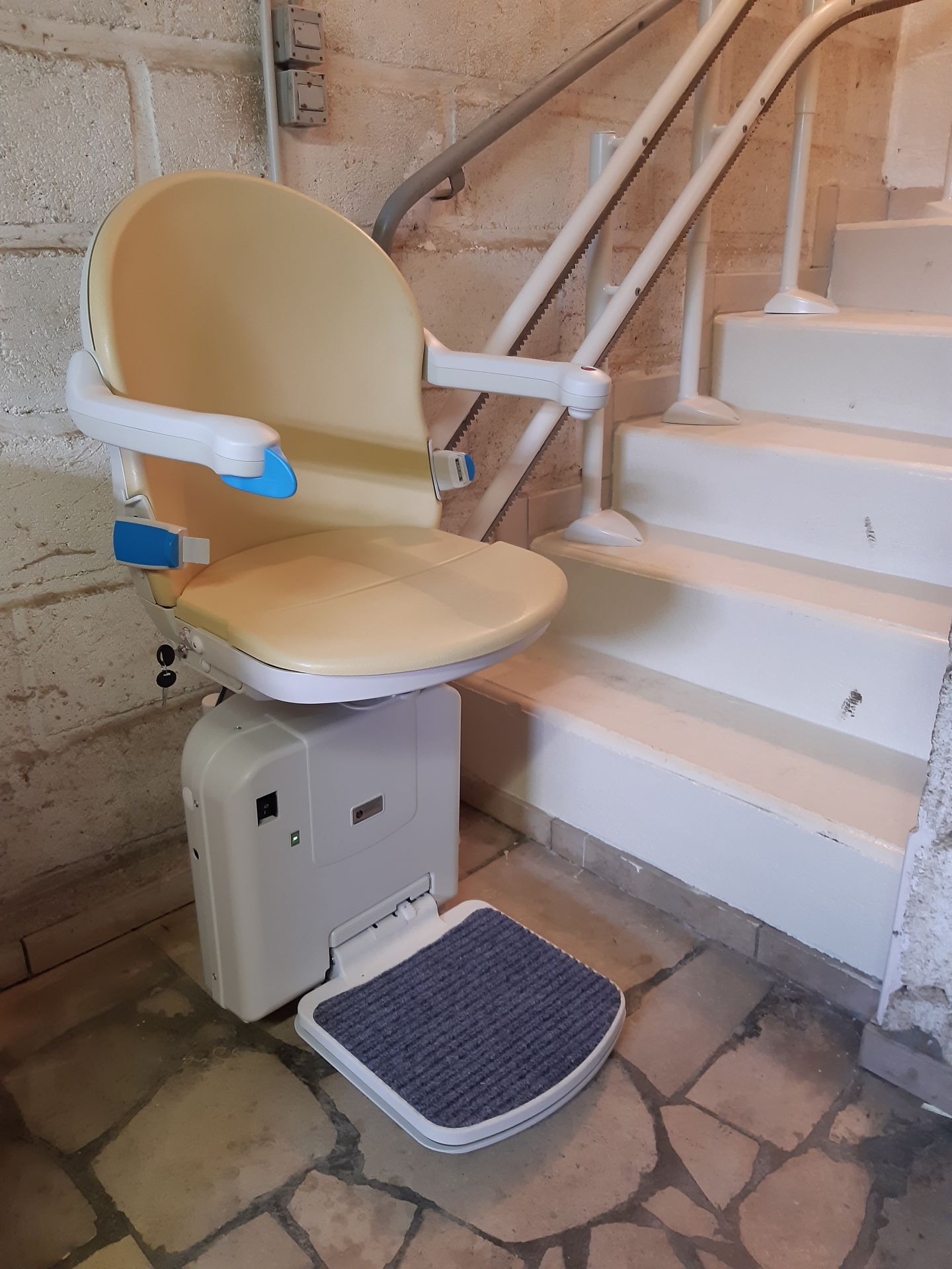 Monte-escalier double-rail pour escaliers courbes ou droits, utilisable en intérieur ou extérieur - Handicare_1