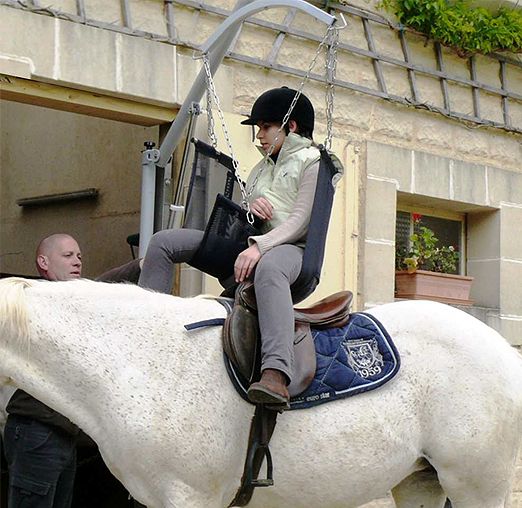 Lève-personne handicapé pour le transfert de cavalier depuis son fauteuil roulant jusqu'à la selle du cheval et vice versa - achimède - ref : lch01_1