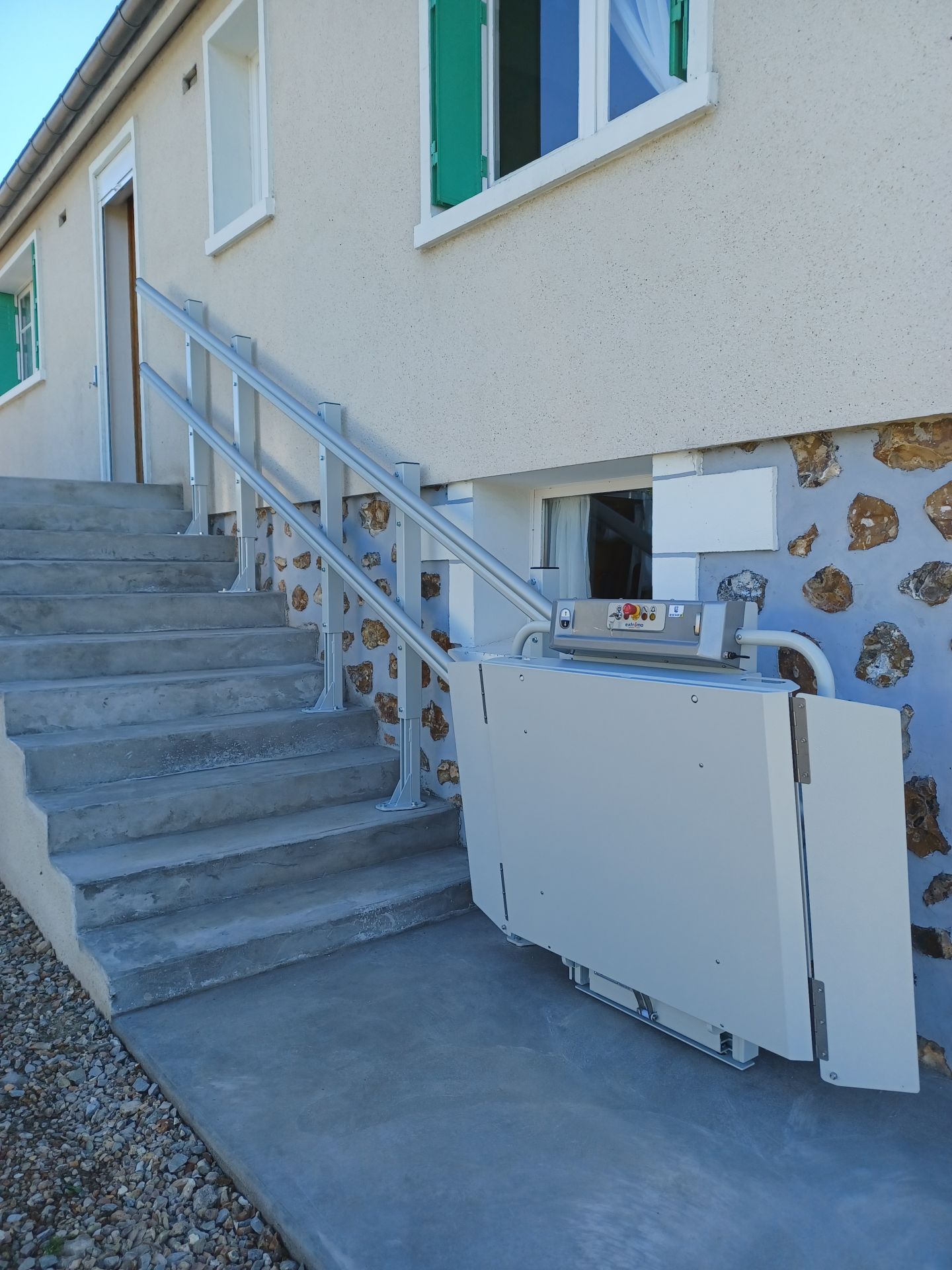 Système d'élévation avec batterie rechargeable