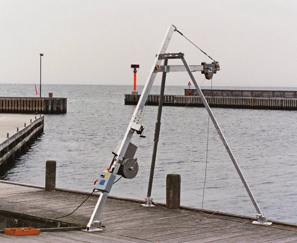 Treuil manuel - charge entre 30 et 200 kg - pour opérations de mesure et de collecte d'échantillon à partir d'un bateau ou d'un quai_1