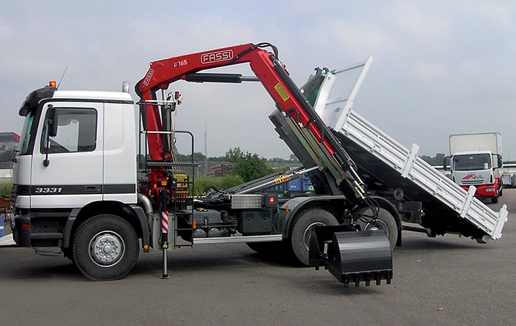 Grue auxiliaire Fassi F165A e-active - capacité de levage 15.2 tm - bras hydraulique 18.90 m avec jib_1