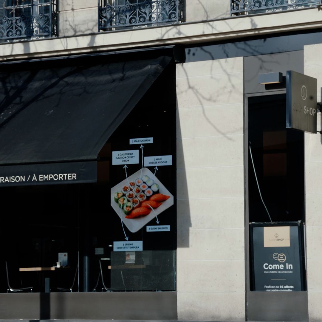 Mur écran LED transparent, adapté à toutes les surfaces et courbes de votre vitrine - HOLOGRAPHIC INVISIBLE SCREEN BY MUXWAVE_1