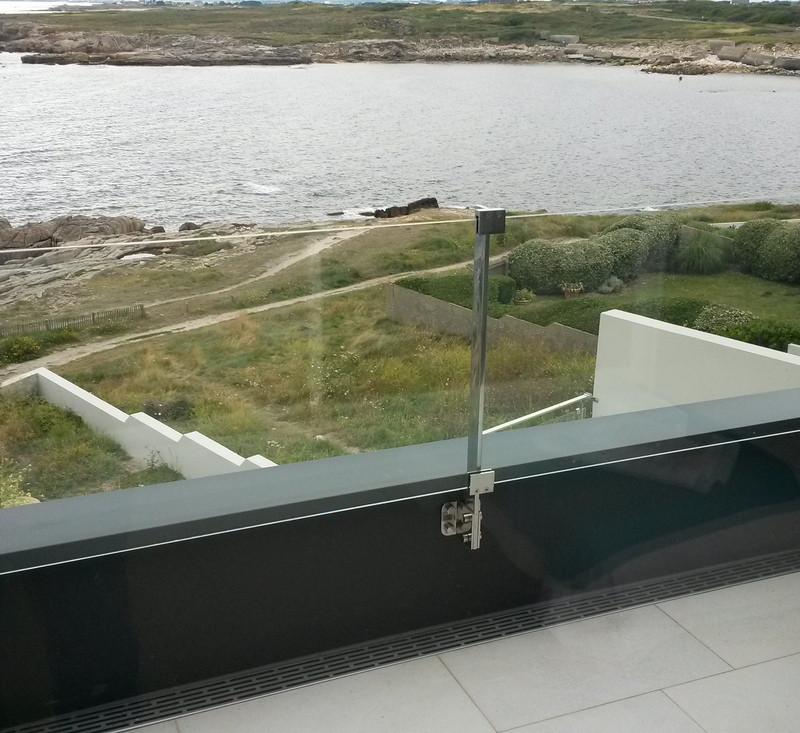 Garde-corps inox et verre - Modèle 301/302 avec poteaux inox pleins et panneaux de verre_1