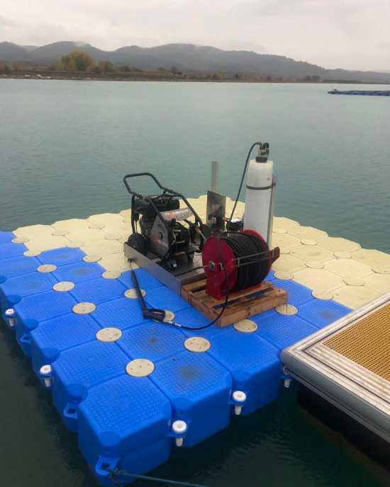 Robot nettoyeur pour centrales solaires flottantes - WetSlider F - Adaptation aux panneaux, franchissement jusqu'à 42 cm, brosse 300 t/min_1