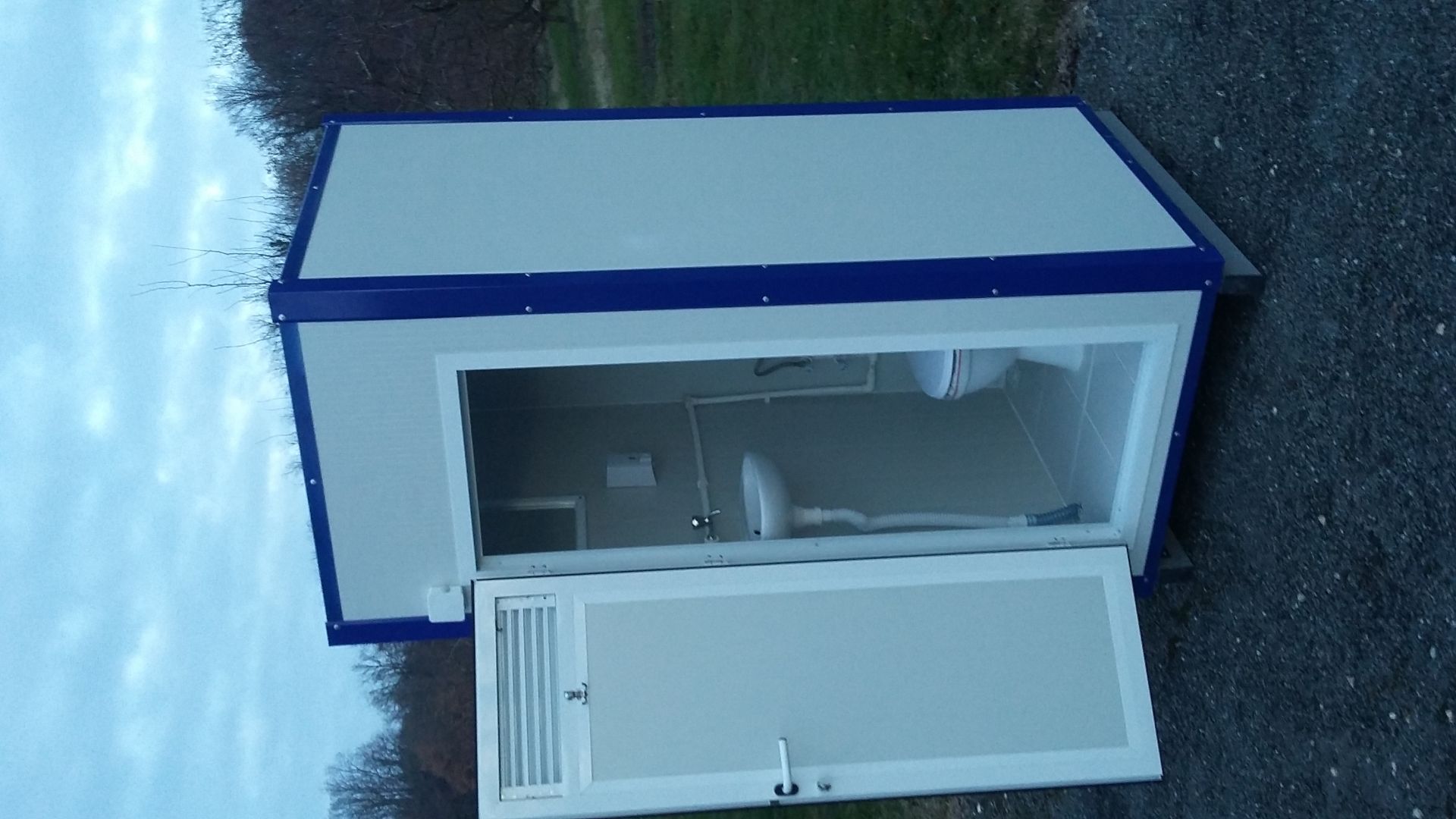 Cabine sanitaire raccordable isolée Liberty Box - panneaux sandwich en acier galvanisé - pour chantier et événementiel_2