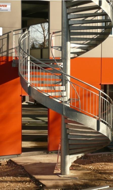 Escalier hélicoïdal à rampant barreaudé entre deux lisses parallèles
