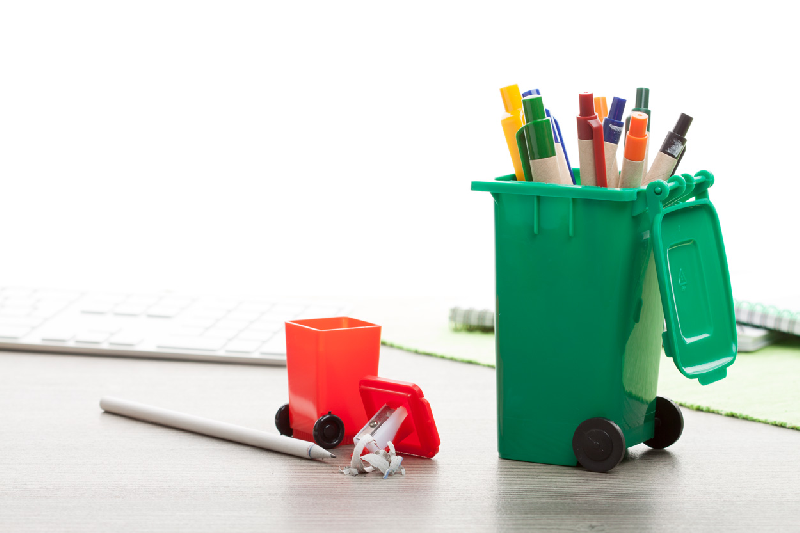 Support pour stylos en plastique - forme de poubelle - couleur vert - 56g_1