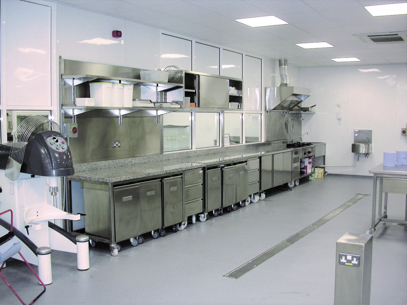 Laboratoire de pâtisserie de 1200m2 -Mobilier, rangement, froid et cuisson_1