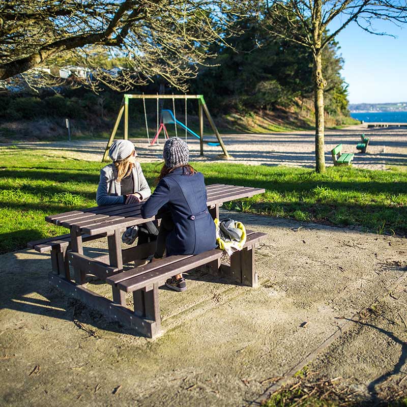 Table publique imputrescible en matériau recyclé valence / accessible pmr_1