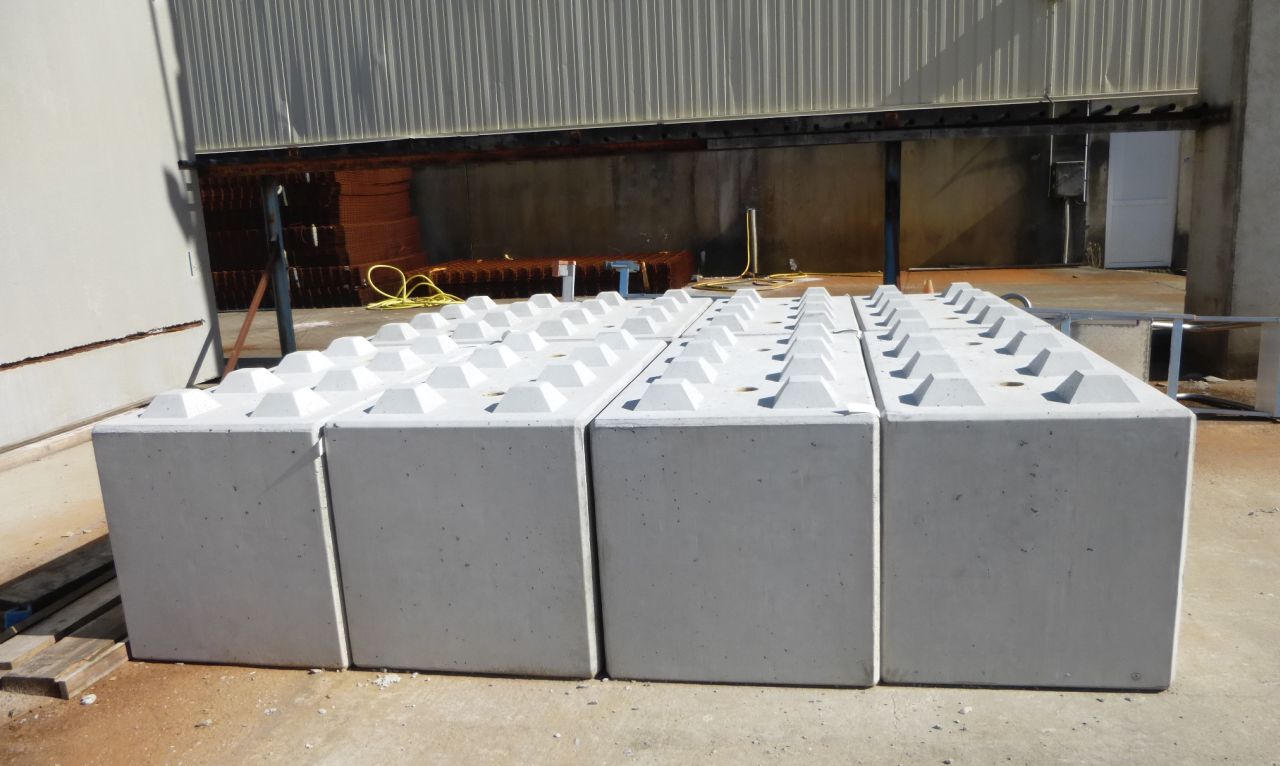 Élément en béton préfabriqué pour murs de soutènement