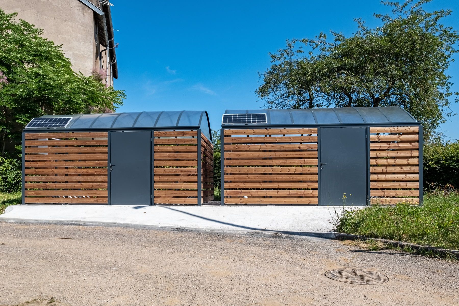 Abri vélos sécurisé en bois - Vision, modulable avec porte sécurisée et finitions personnalisables_1