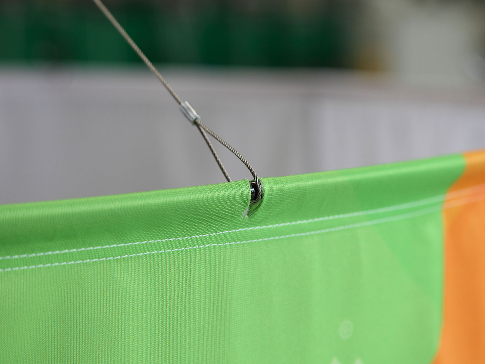 Enseigne suspendue éco circulaire - 300 x H 80 cm_1