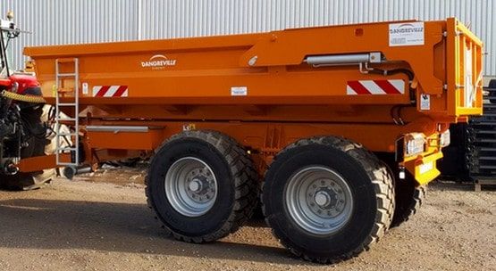 Benne polyvalente pour travaux publics avec équipements standards