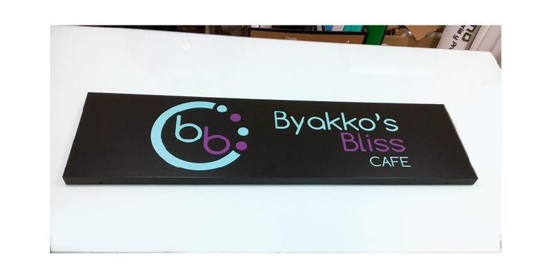 Enseigne en caisson aluminium - plateau dibond, impression UVI, finitions métalliques_1