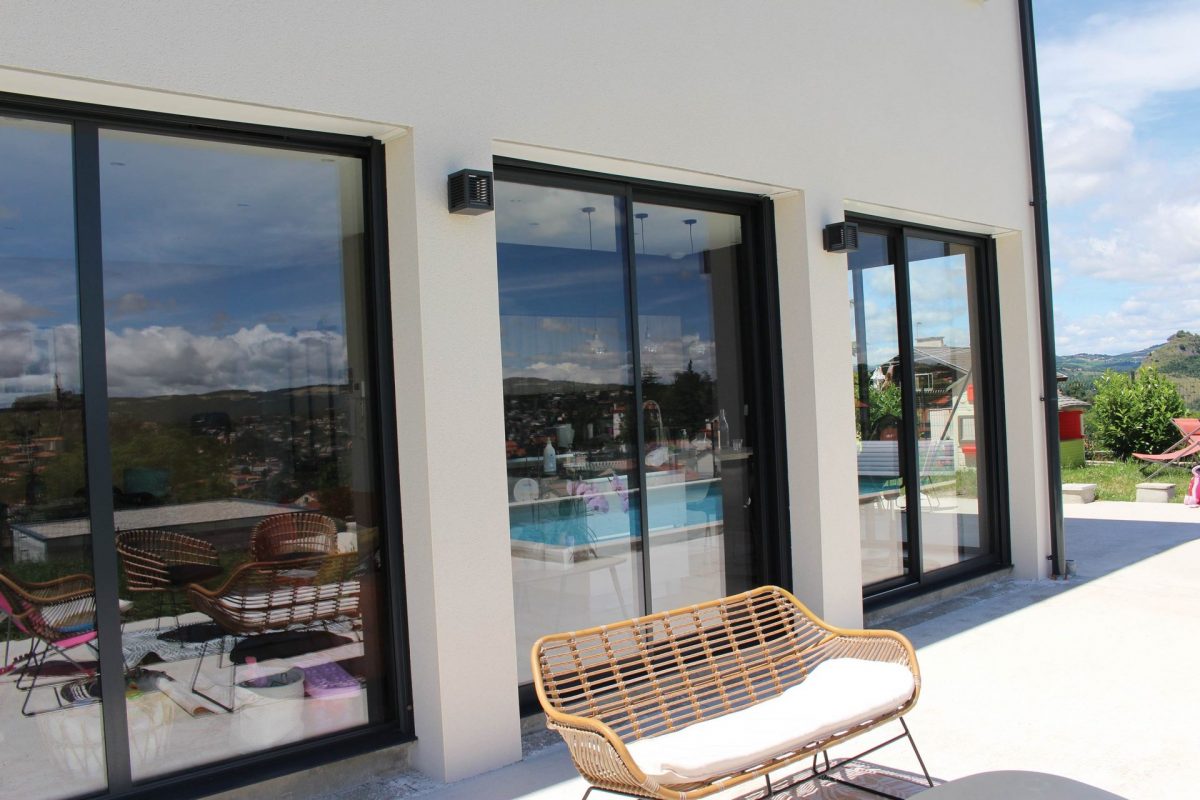 Baie vitrée coulissante sur mesure en aluminium - confort, performance, esthétisme et sécurité_1