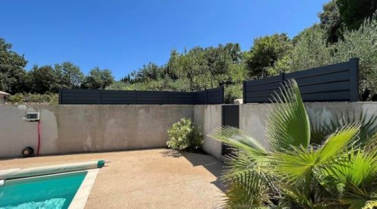 Clôture PVC pleine gris anthracite - MAGMA - Gamme Tendance - plaxage anti-UV, sur-mesure, garantie 10 ans_1