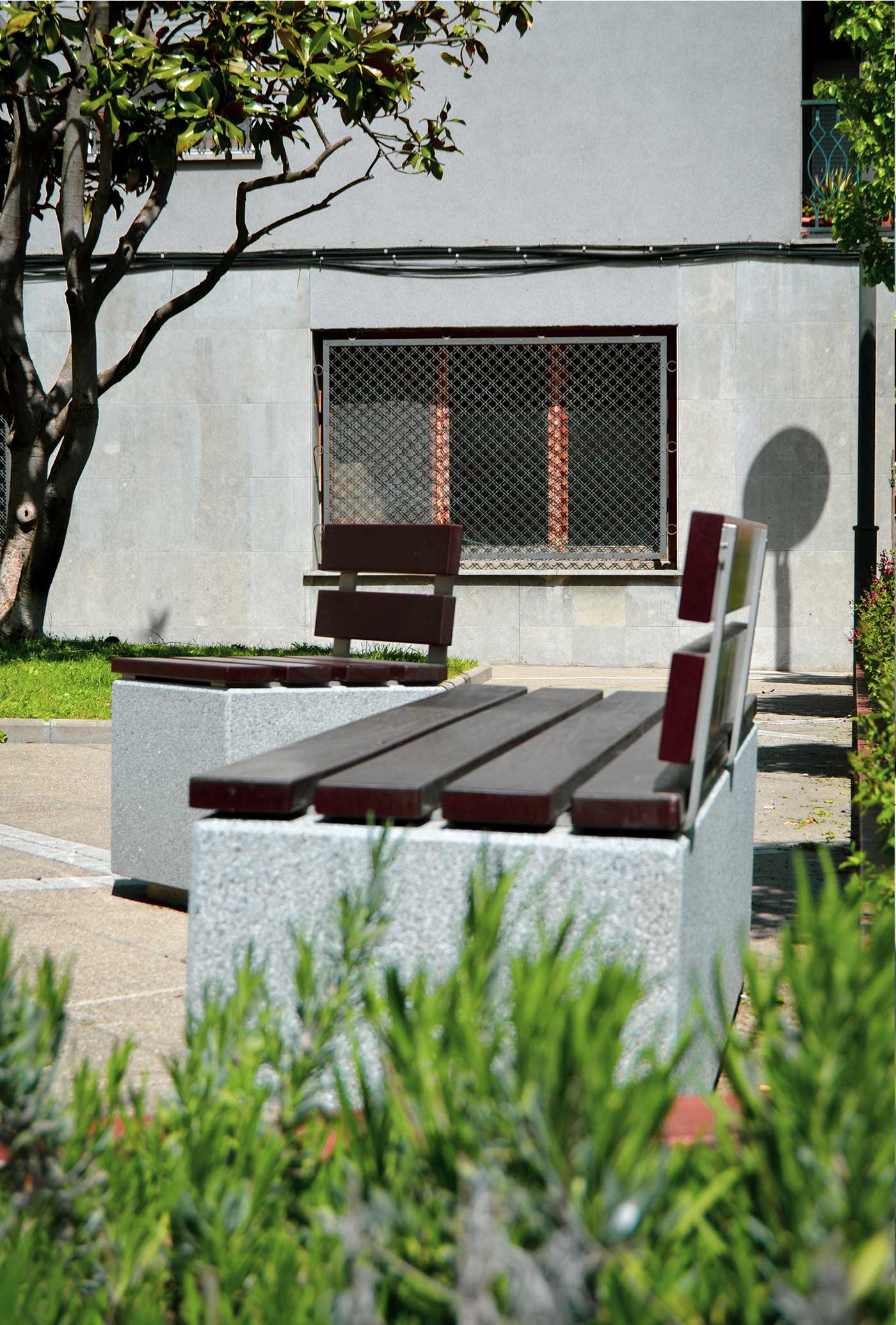 Banc public Kube Plus UM372LP - béton armé hydrofuge, structure inox et lattes bois tropical_1