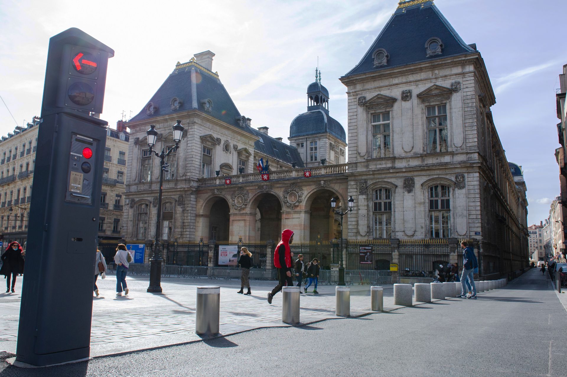 Borne escamotable automatique à motorisation électrique conçue et brevetée par BES - Citadine_1