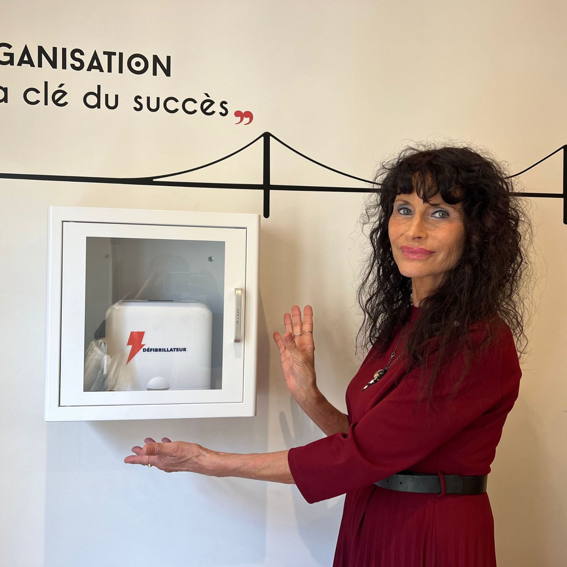 Défibrillateur connecté Lifeaz Clark pour entreprise et ERP, entièrement automatique, achat ou location, pack maintenance disponible_1