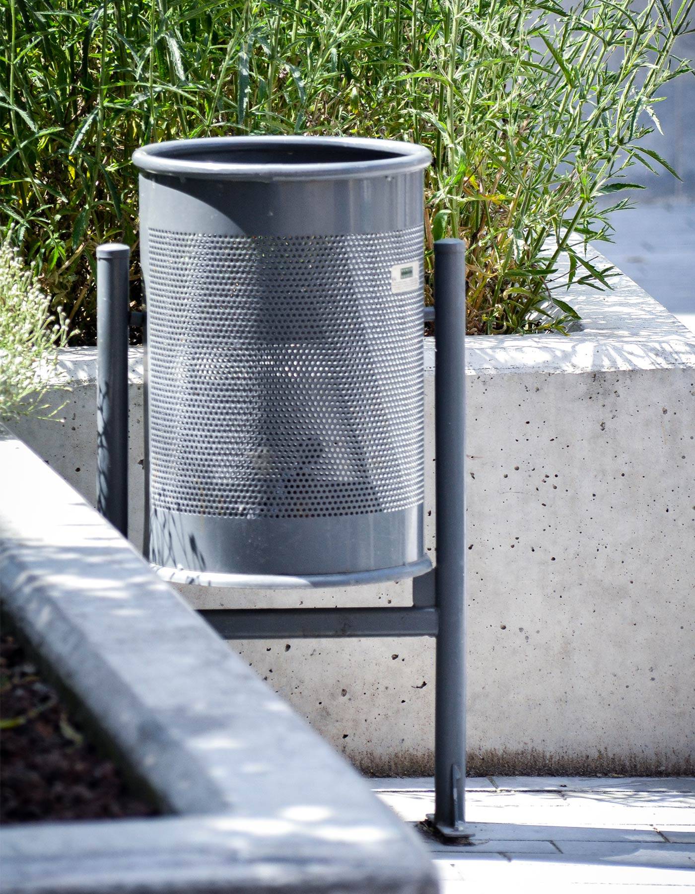 Poubelle publique Circular Plus PA600G - acier perforé, traitement Ferrus, fixation au sol_1