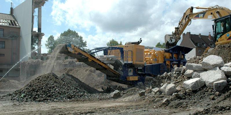 Machine pour traiter les gravats et produire des briques écologiques
