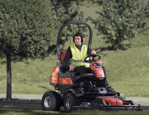 Tondeuse autoportée professionnelles à coupe frontale, compacte et polyvalente avec direction articulée - Husqvarna P 524X EFI_1