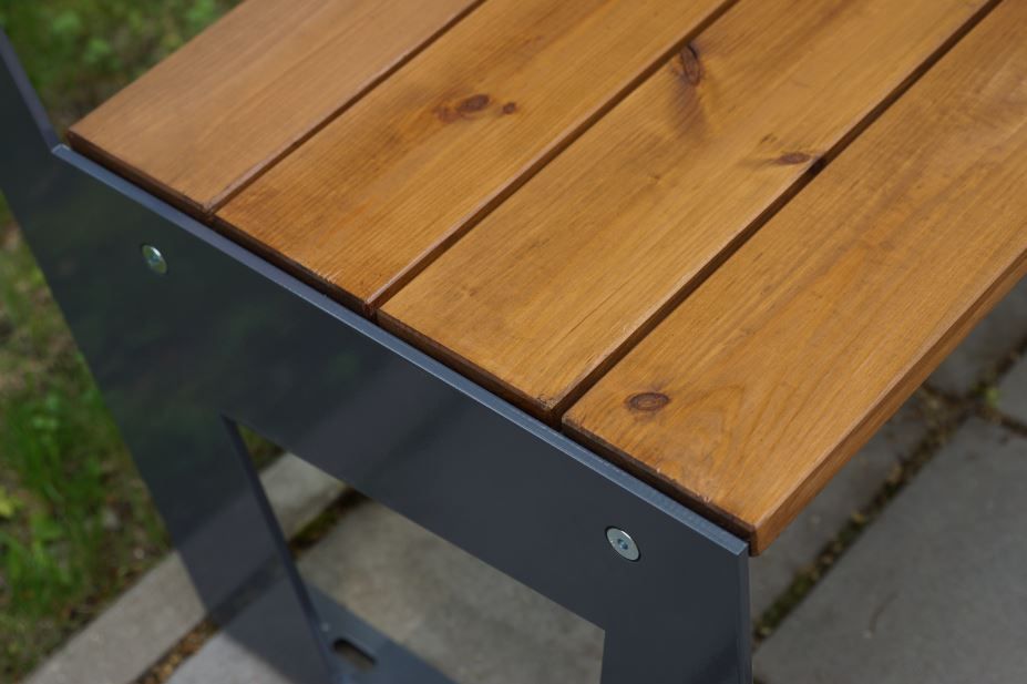 Banc design et durable en acier et mélèze pour parcs