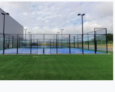 Terrain de padel robuste et personnalisable - Vision avec structure en verre trempé et acier galvanisé_1