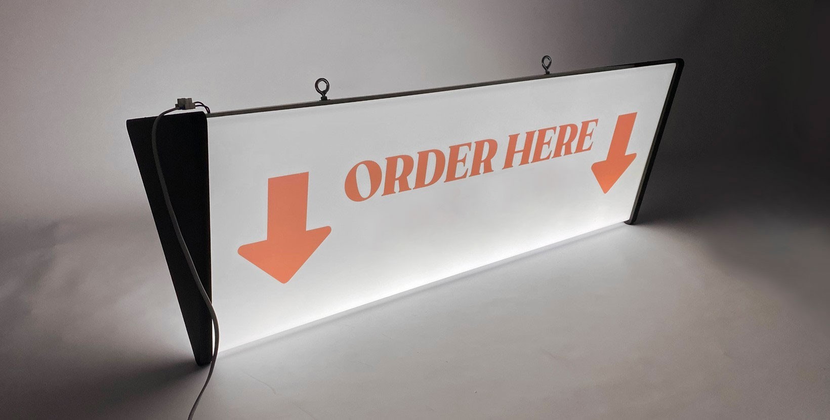 Enseigne lumineuse au plafond - Plexiglas blanc thermoformé - Triangulaire - LED - 30 à 150 cm_1