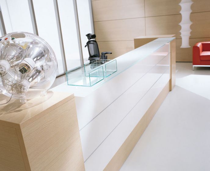 Banque d'accueil moderne et fonctionnelle pour un espace professionnel accueillant_1