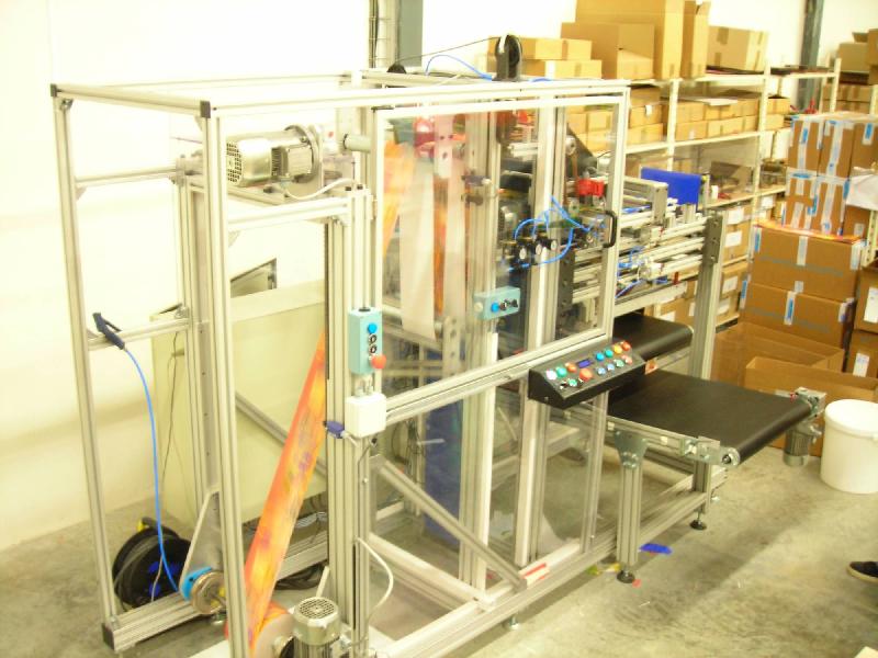 Machine de pliage et découpe de banderoles décoratives - Prise en charge bobines jusqu’à 80kg_1