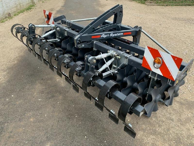 Outil agricole NC avec 32 disques gaufrés diamètre 520 mm