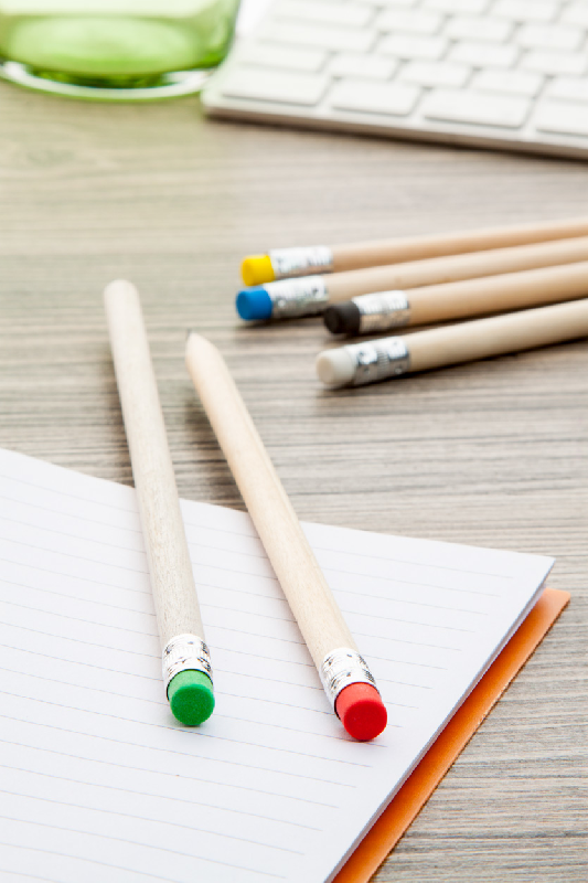 Crayon à papier en bois naturel - gomme colorée - non taillé - couleur vert_1