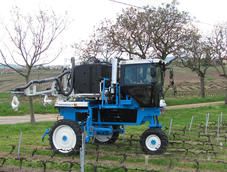 Tracteur enjambeur adapté aux larges rangs de plantation