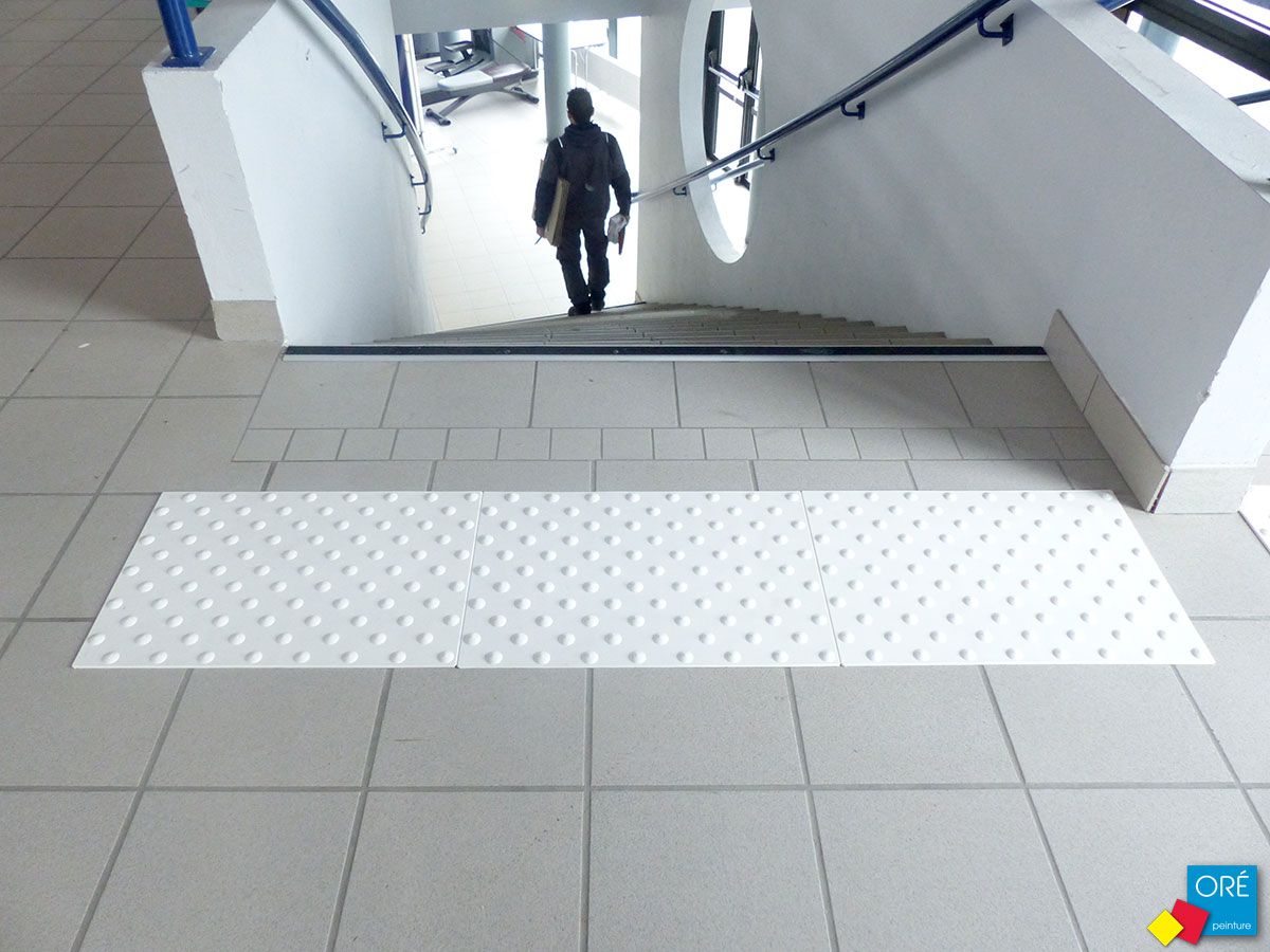 Labrador InSitu - Bande podotactile intérieure adhésive - Oré peinture - 60 x 40 cm - Résine polyuréthanne teintée_1