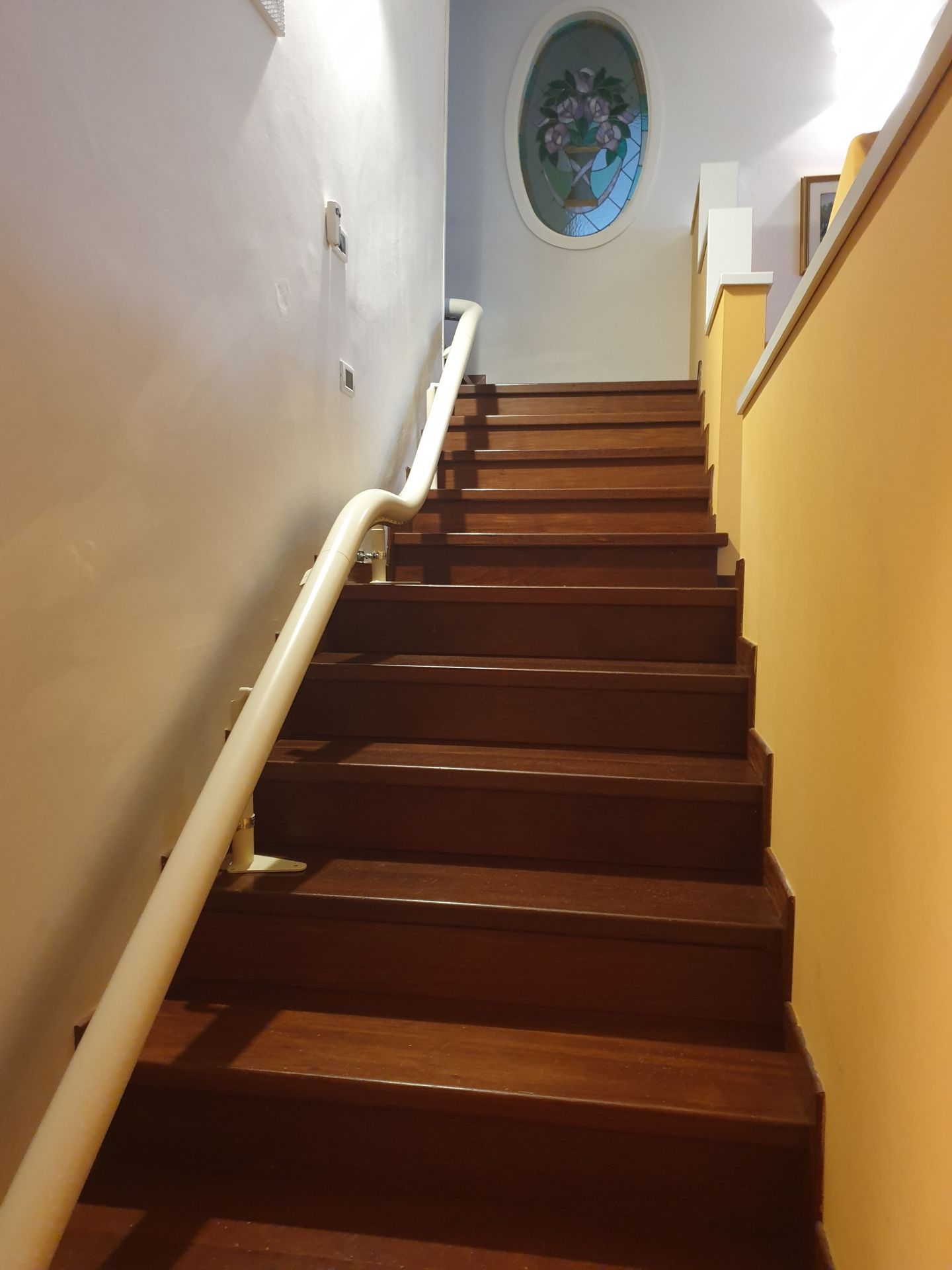 Fauteuil monte-escalier Vimec Capri - repose-pieds antidérapants, pour escaliers tournants - design sûr et esthétique_1