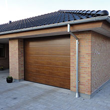 Porte de garage sectionnelle motorisée - ouverture plafond - panneau sandwich - portillon et hublot - isolation thermique et étanchéité à l'air - dimensions 350 x 308.5 cm_1