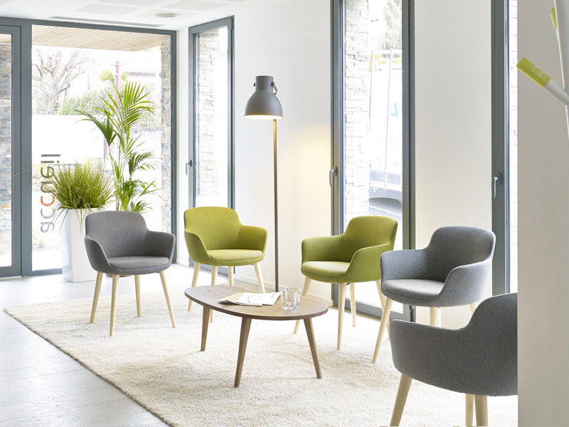 Fauteuil d'accueil Neeka - double coque en polyuréthane, assise en tissu polyester, pieds bois finition naturelle_1