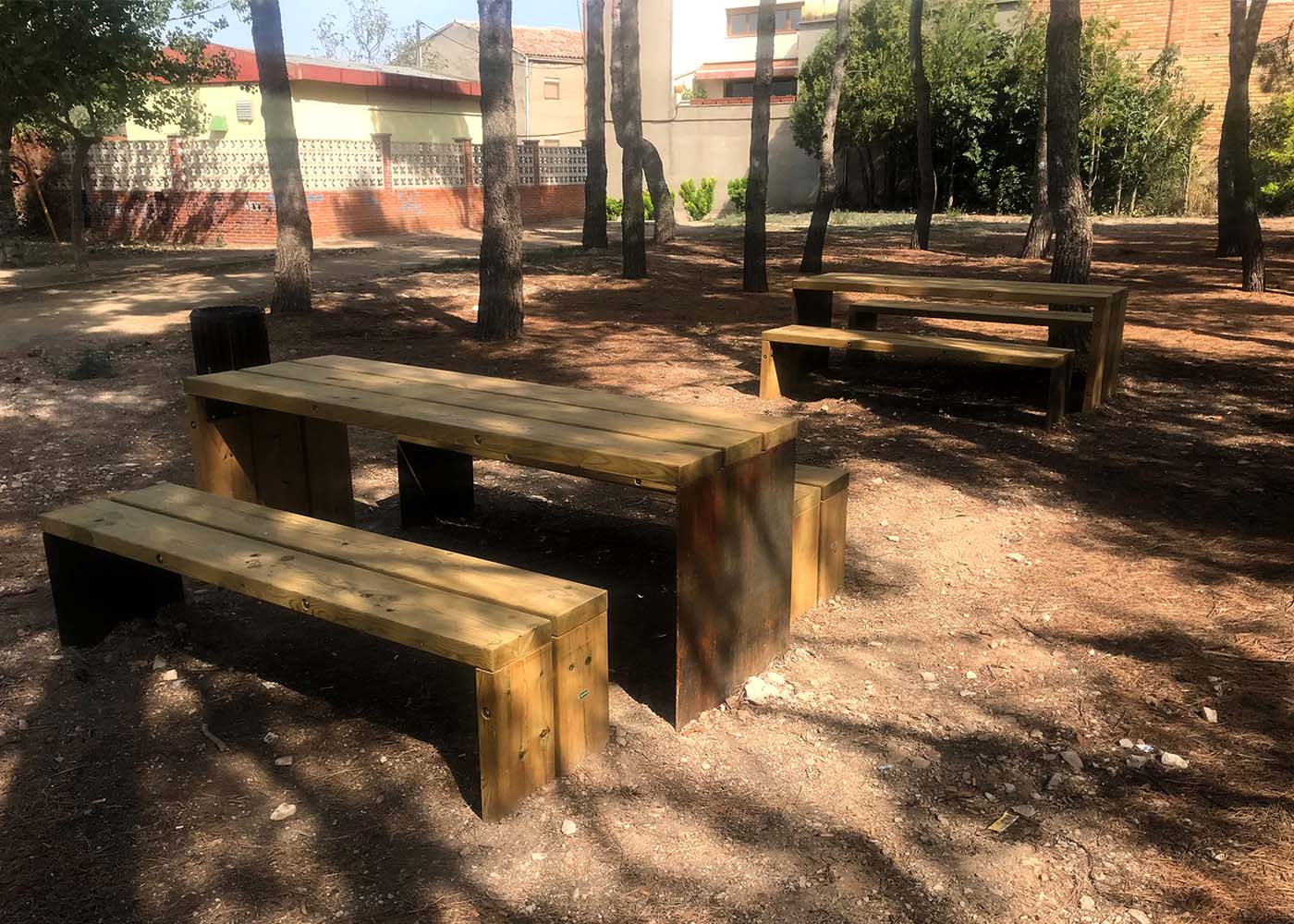 Table Gavarres VM311 - bois de pin traité classe IV avec piètement en acier Corten_1