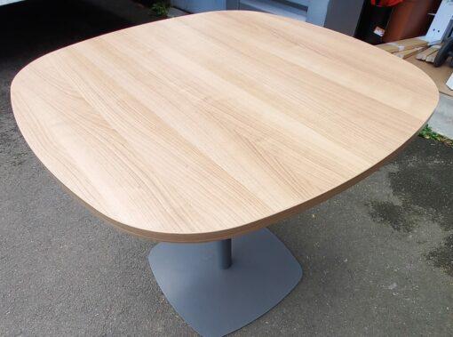 Table de réunion rectangulaire ou carrée en bois d'occasion - 80 x 80 cm - Pied central gris_1