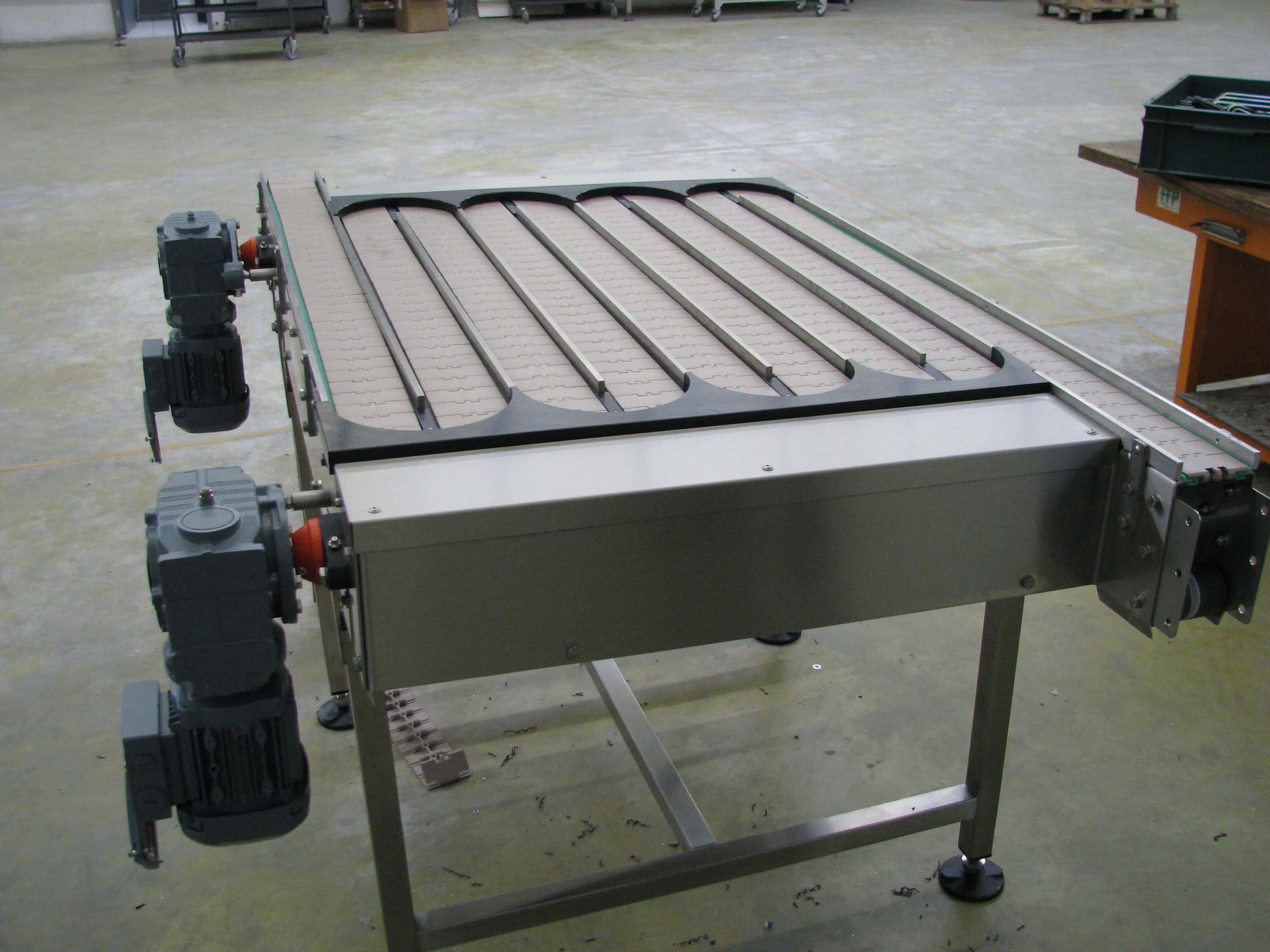 Accumulateur fifo serpentine  par convoyage en filaire et en continu de produits cylindriques, par chaînes à mouvement inversé_1