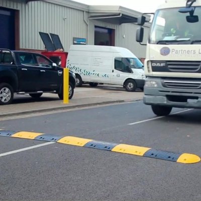 Ralentisseur modulable jaune et noir - caoutchouc recyclé - supporte jusqu'à 44 tonnes_1