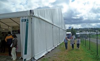 Tente de stockage fermée classique - structure fixe en aluminium - ancrage au sol avec platine - dimensions 25 x 25 x 5 m_1