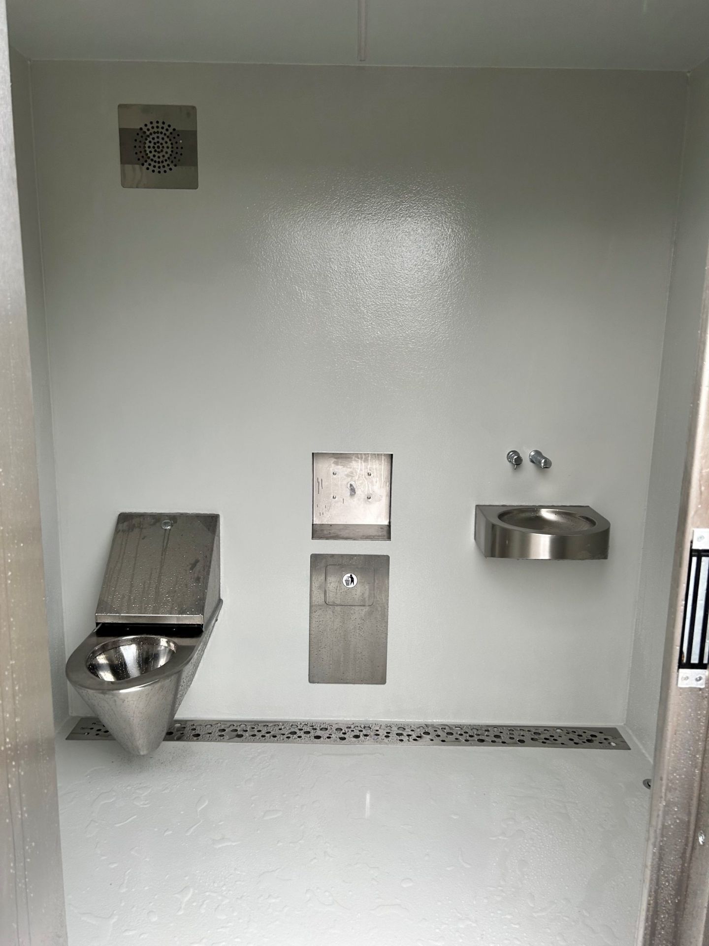 Cabine PMR avec une cabine douche disponible en version manuelle, semi-automatique ou automatique - réf. 2052_1