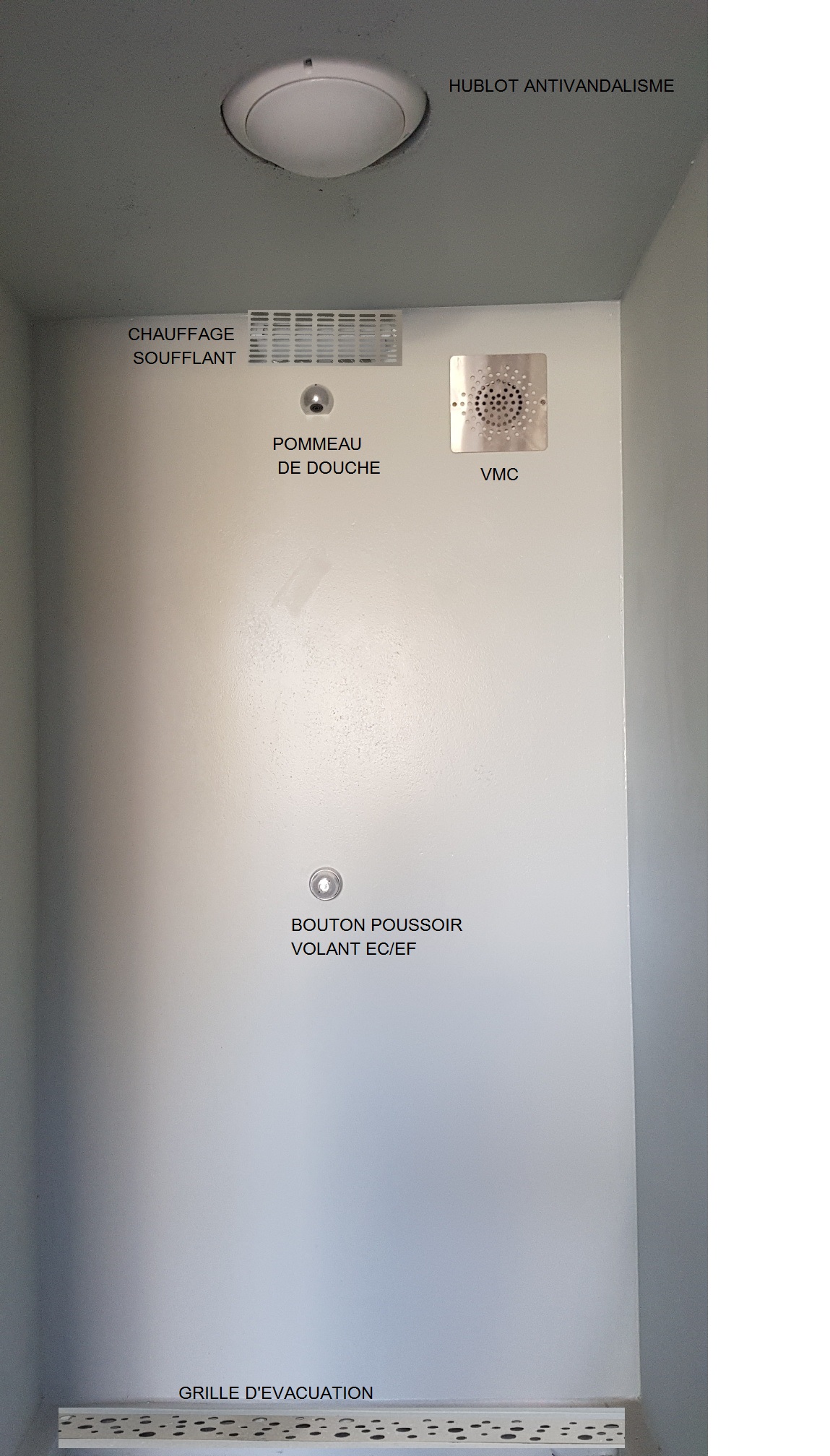 Cabine PMR avec une cabine douche et équipée de local technique - réf. 2052_1